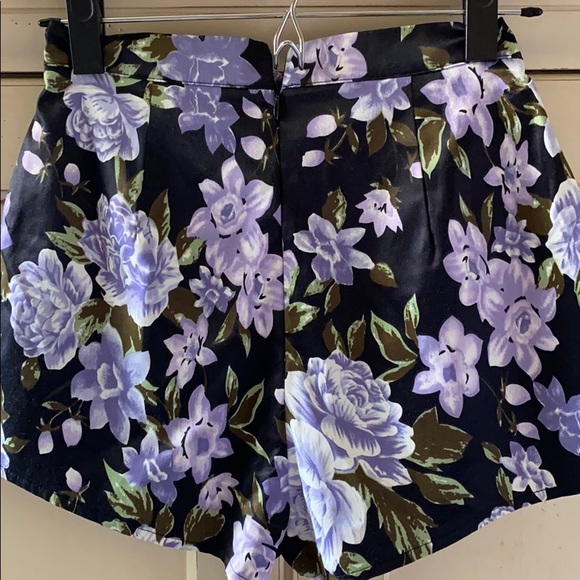 Missguided Floral Shorts - Picture 2 of 4